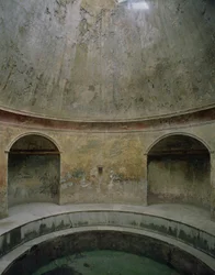 Vista del interior del frigidarium en las Termas del Foro